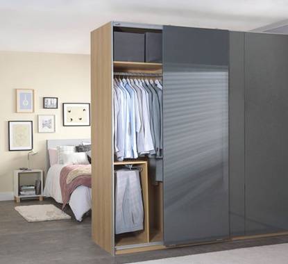 Explore as possibilidades, o roupeiro permite dividir ambientes no seu quarto de dormir